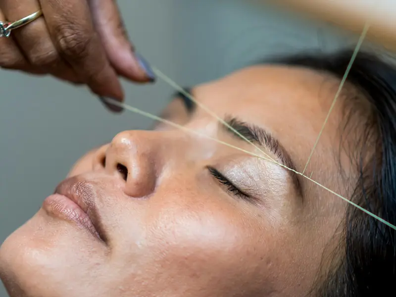 Épilation des sourcils au fil